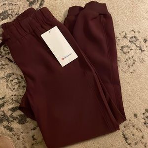 NWT Lululemon on the fly joggers “woven”